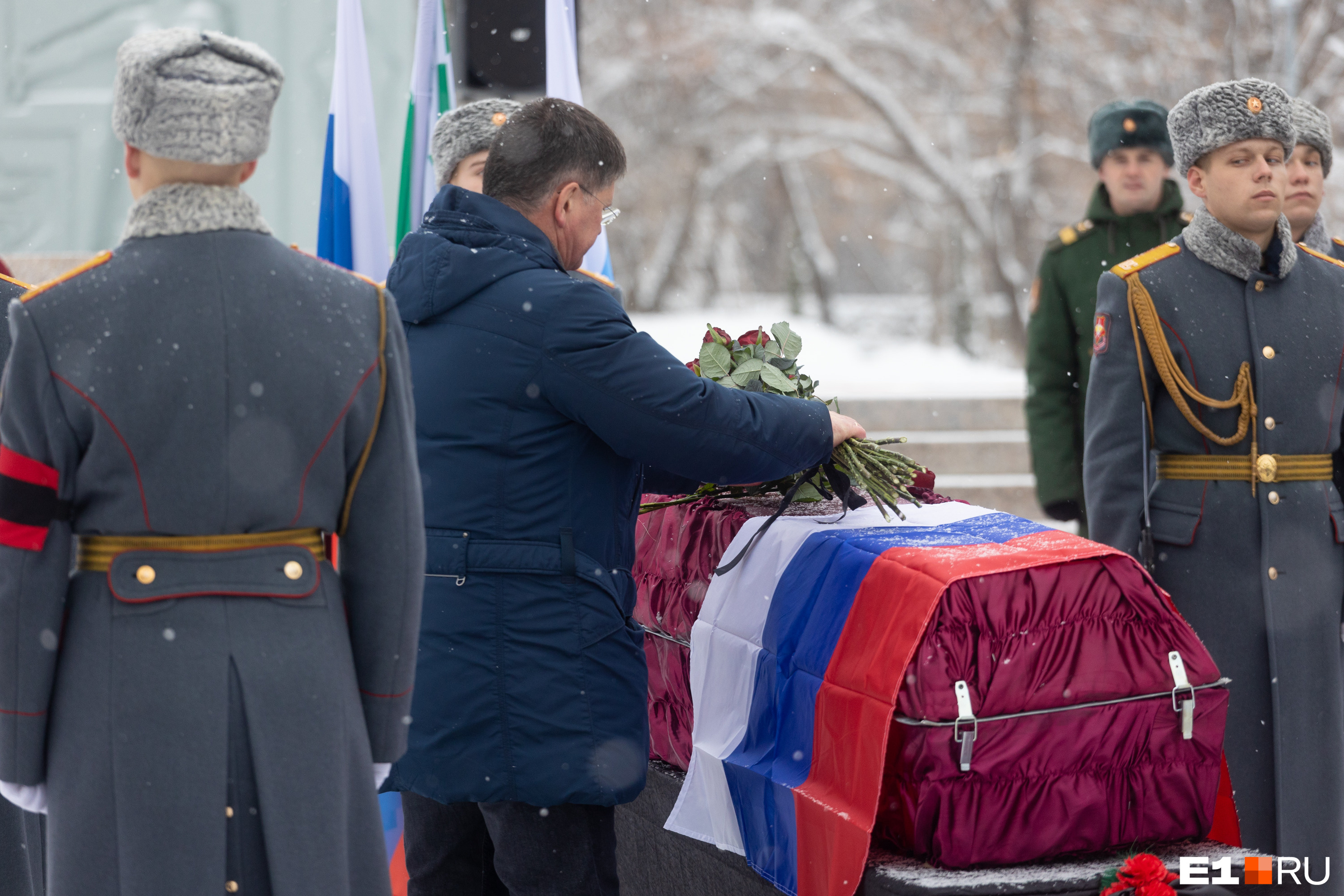 Глава Березовского на возложении цветов к гробу Глава Березовского на возложении цветов к гробу