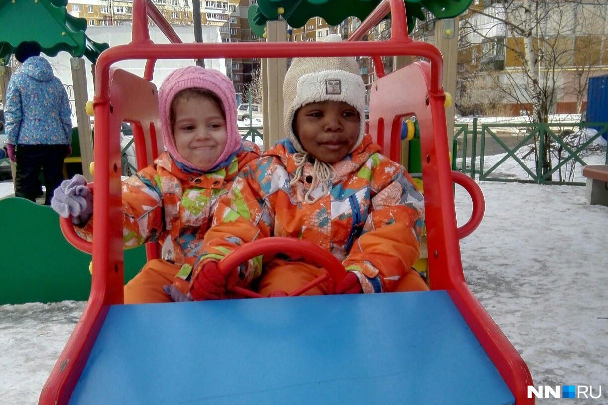 Саша сейчас находится в Нигерии вместе с кровной мамой, Фалины помогают им вернуться в Россию