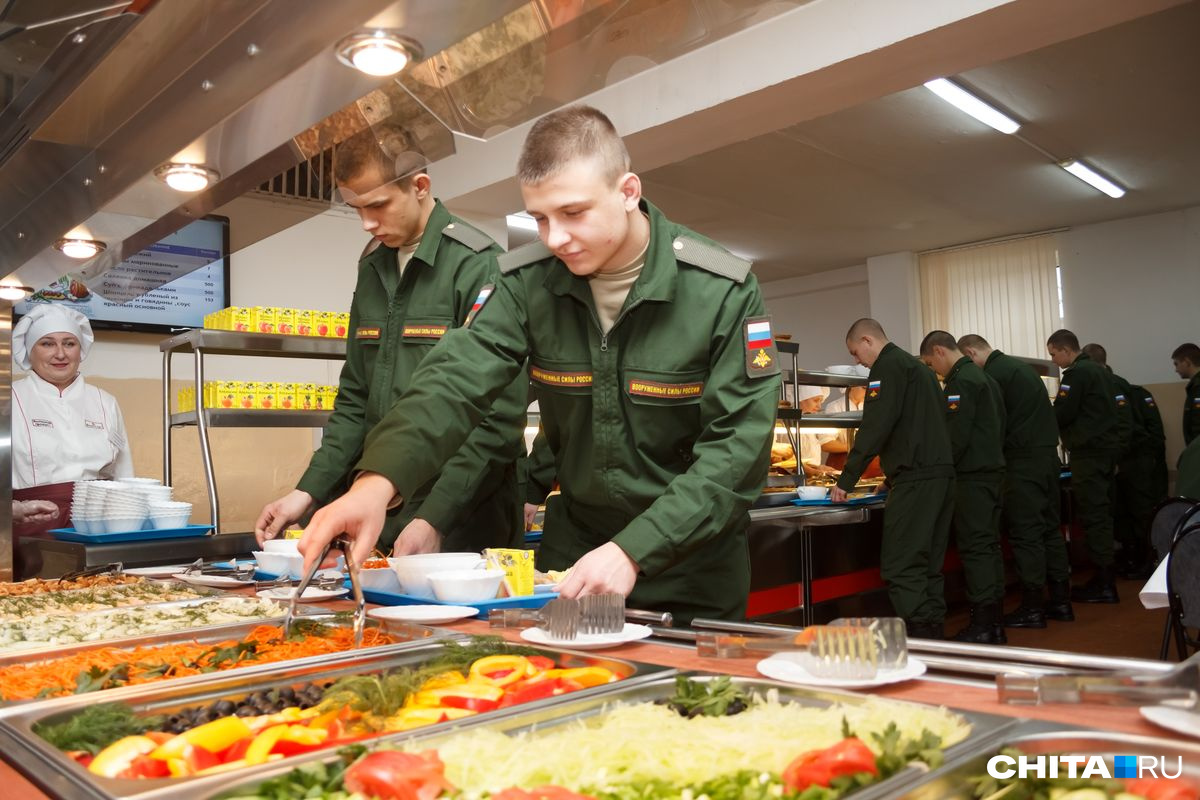 Глава района в Забайкалье проверил на себе питание в воинской части