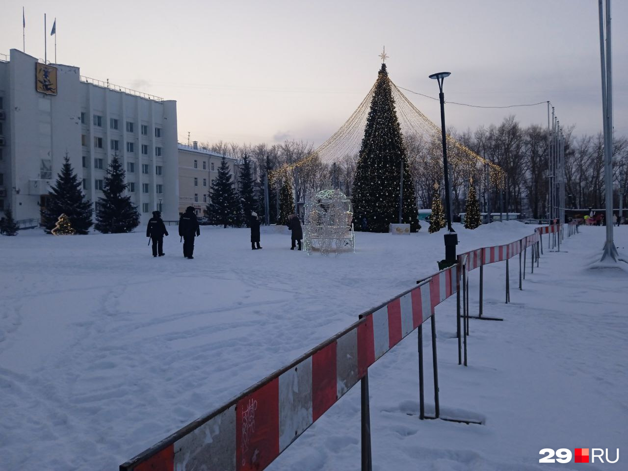 Территорию рядом с елкой патрулируют сотрудники полиции Территорию рядом с елкой патрулируют сотрудники полиции