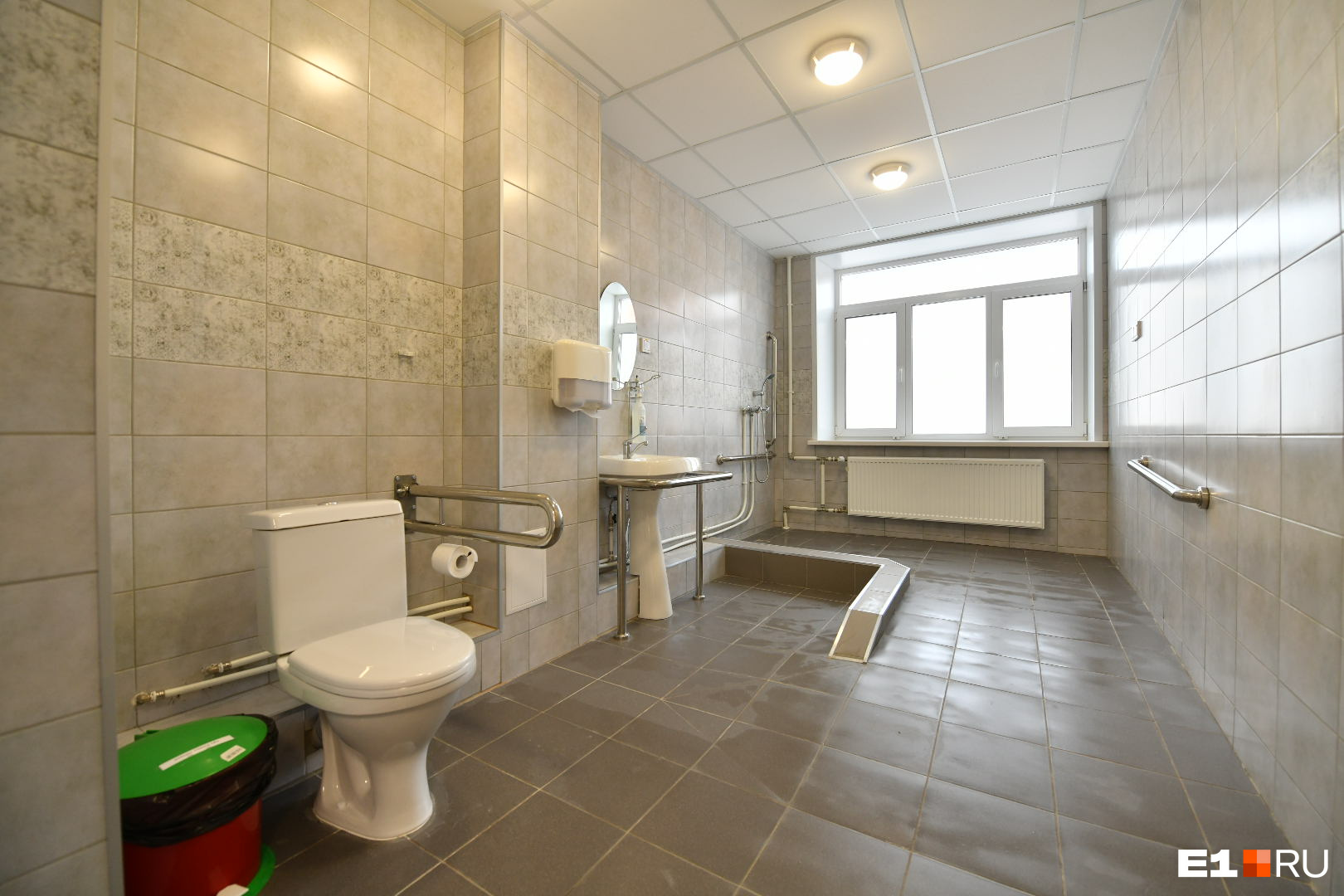 В ОДКБ ванная комната адаптирована для детей с ограниченными возможностями здоровья
