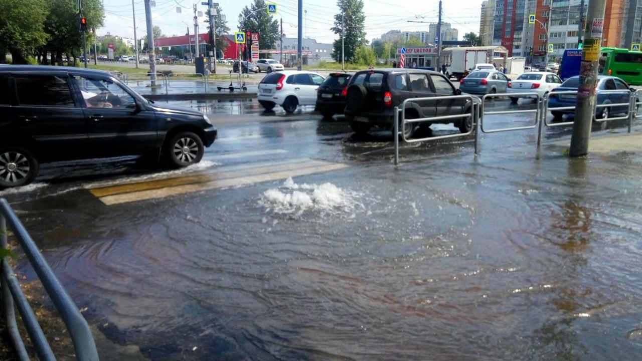 Залил улицу водой. Потоп. Потоп в Челябинске. Улицы после дождя.
