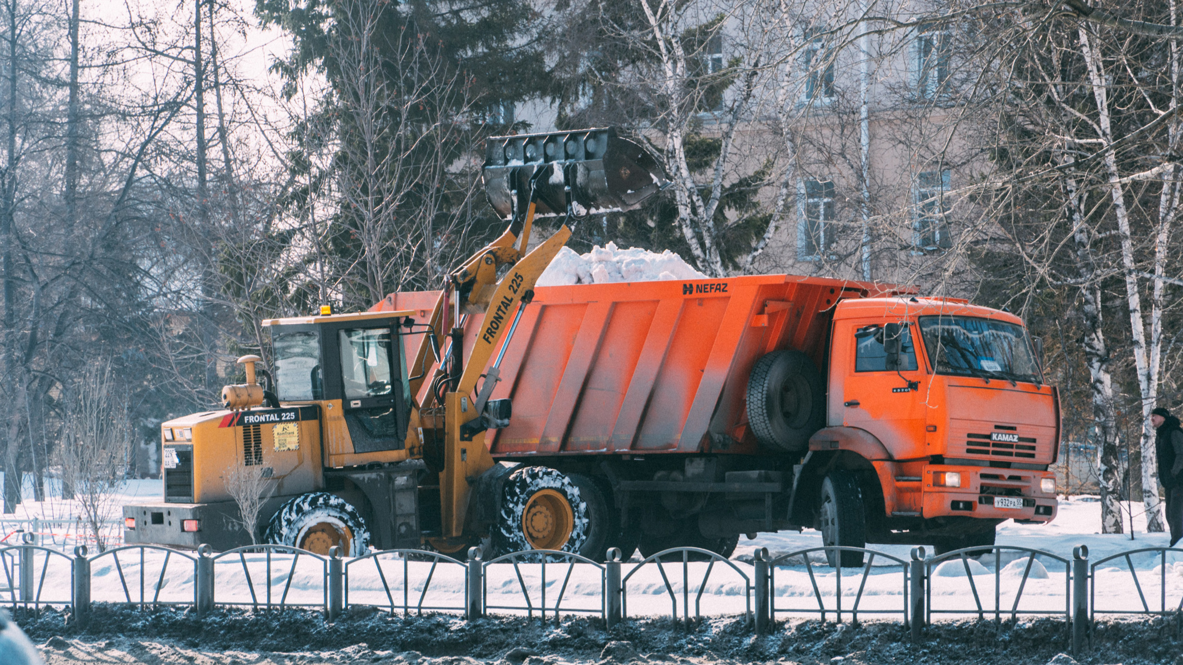 Самосвалы из Кемерова будут убирать дороги в Омске