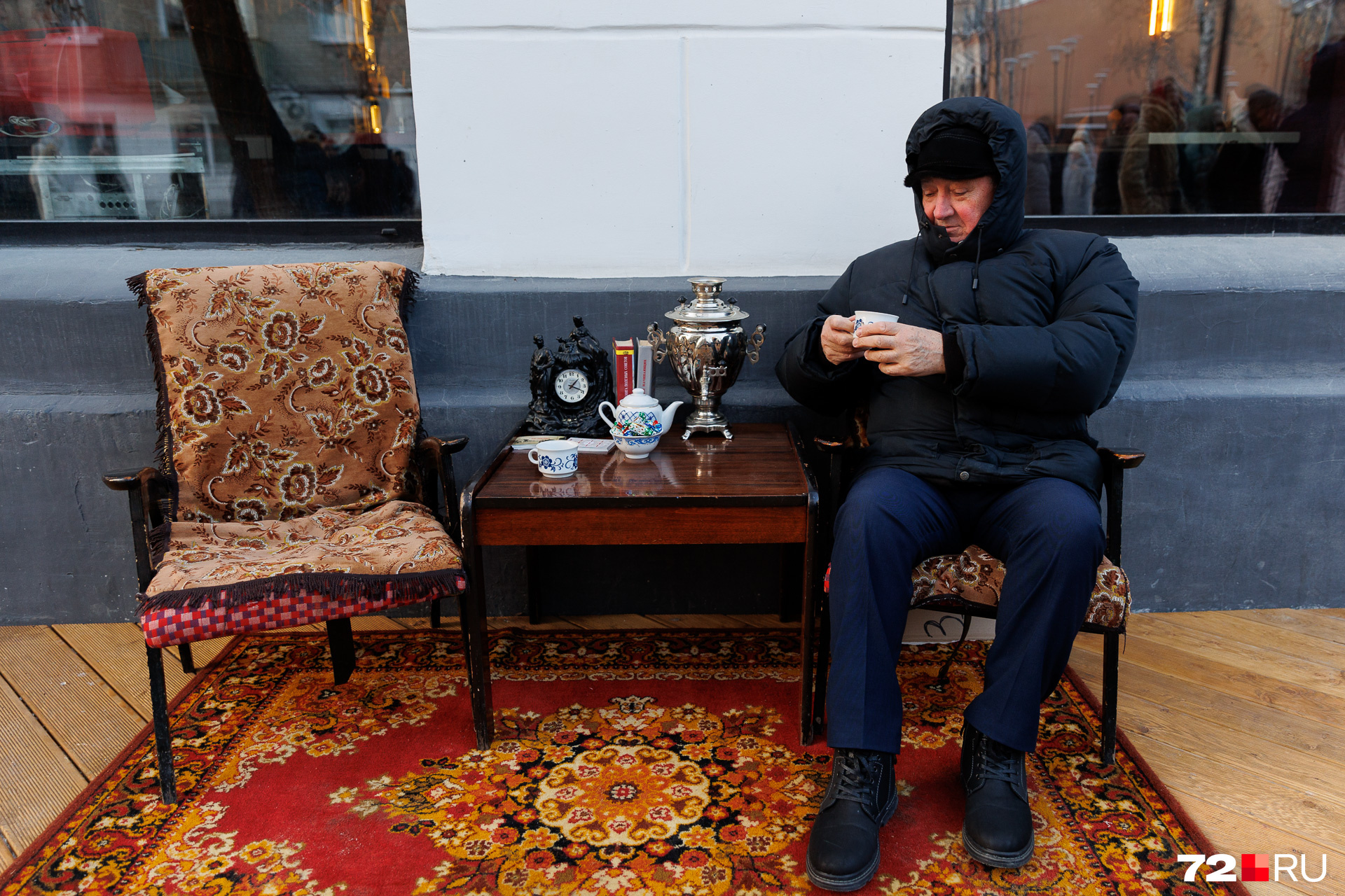 Местные предприниматели тоже не теряли время зря. Для гостей сделали места для чаепития. Жаль, что холодно, особо не посидишь на улице Местные предприниматели тоже не теряли время зря. Для гостей сделали места для чаепития. Жаль, что холодно, особо не посидишь на улице