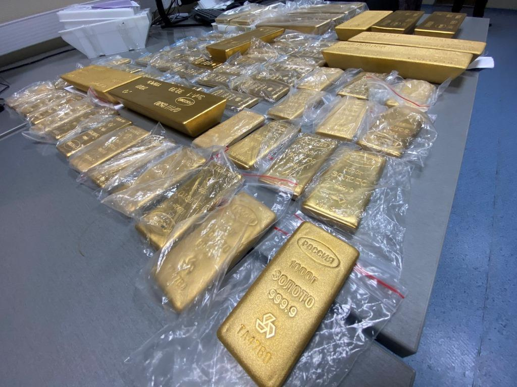 Шесть человек пытались незаконно вывезти из России 45 золотых слитков