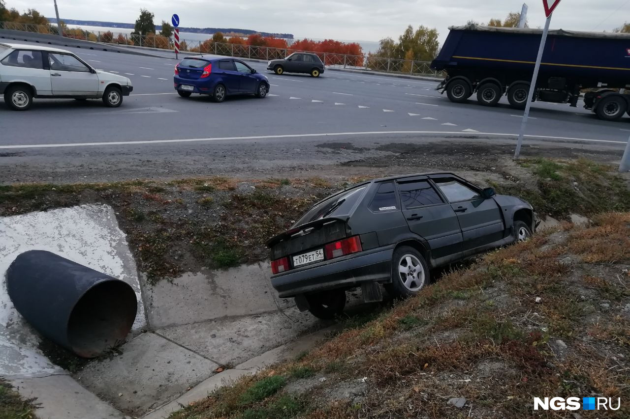 «Забыл поставить на ручник»: легковушка без водителя съехала в кювет на Бердском шоссе