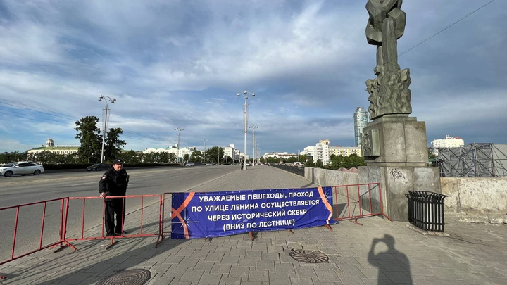 В разгар «Ночи музыки» проспект Ленина закрыли для пешеходов. Объясняем почему