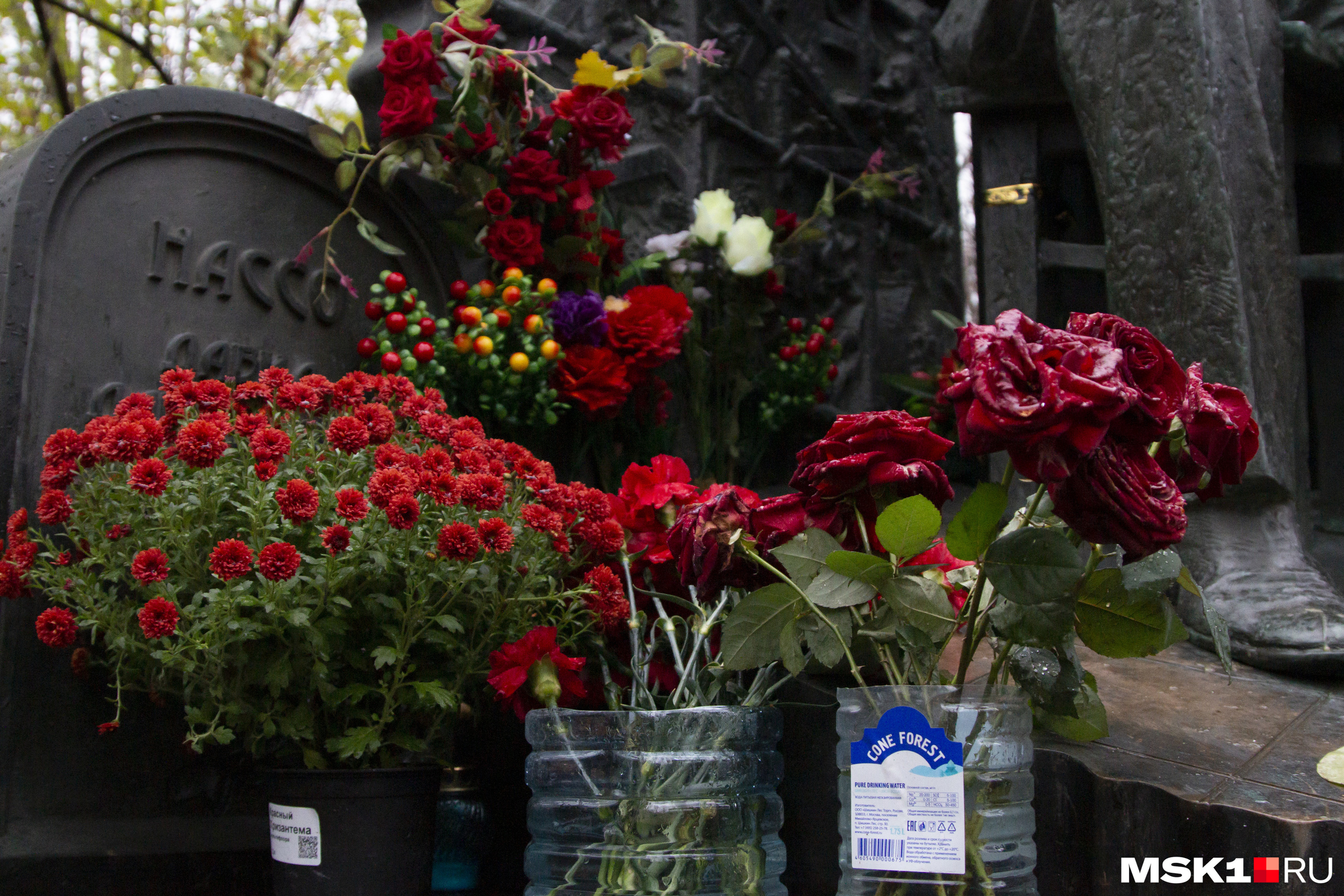 Свежие цветы к могиле Иванькова приносят регулярно