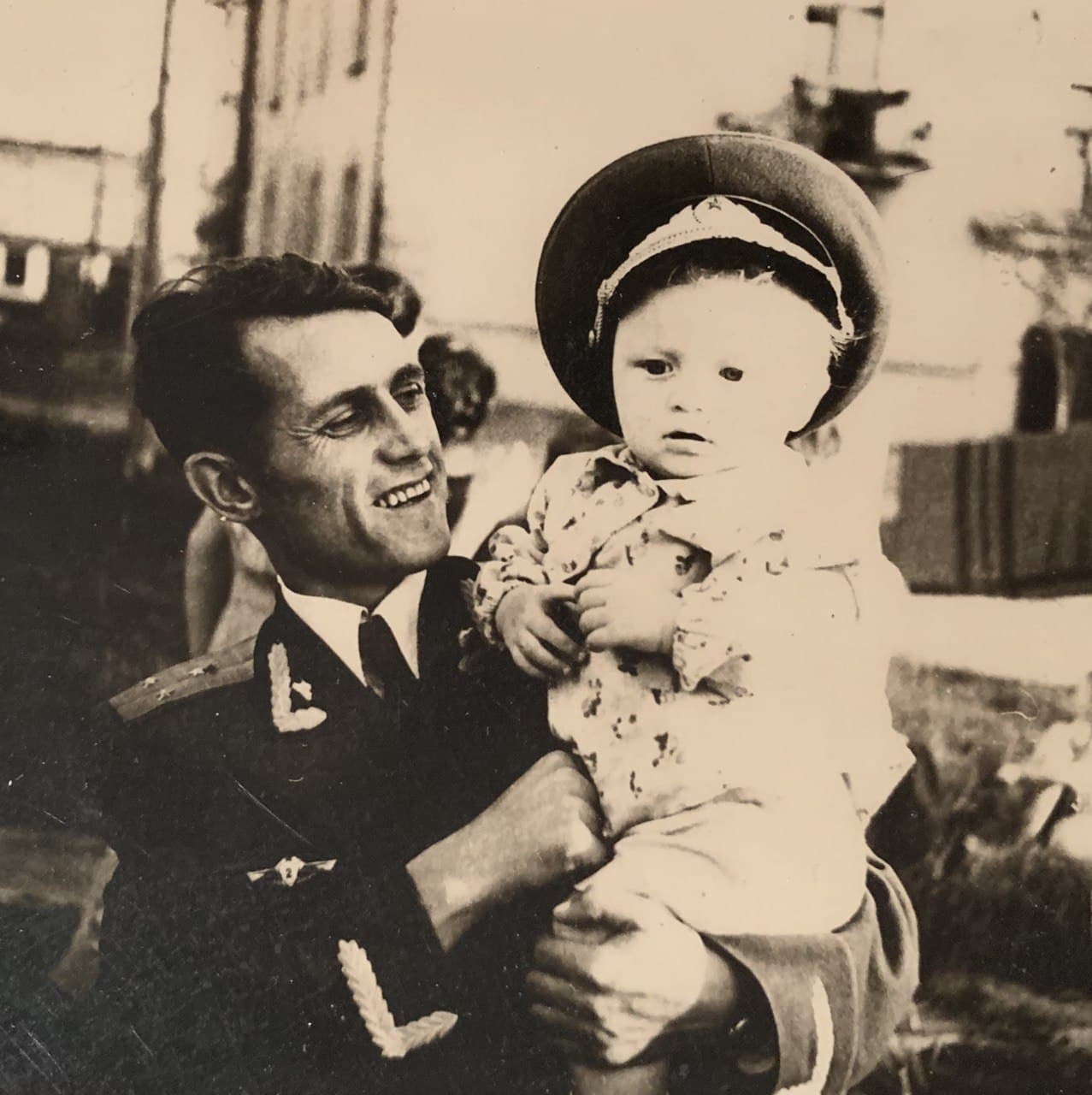 Отец Игоря Валентиновича был военным — и армейские будни мальчику были знакомы с самого детства