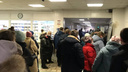 «Было человек 100»: огромная толпа новосибирцев собралась в поликлинике, чтобы сдать ПЦР на ковид и попасть к врачу