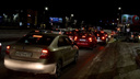 Близость Победы: жителей домов вдоль самого протяженного проспекта Челябинска возмутили пробки во дворе
