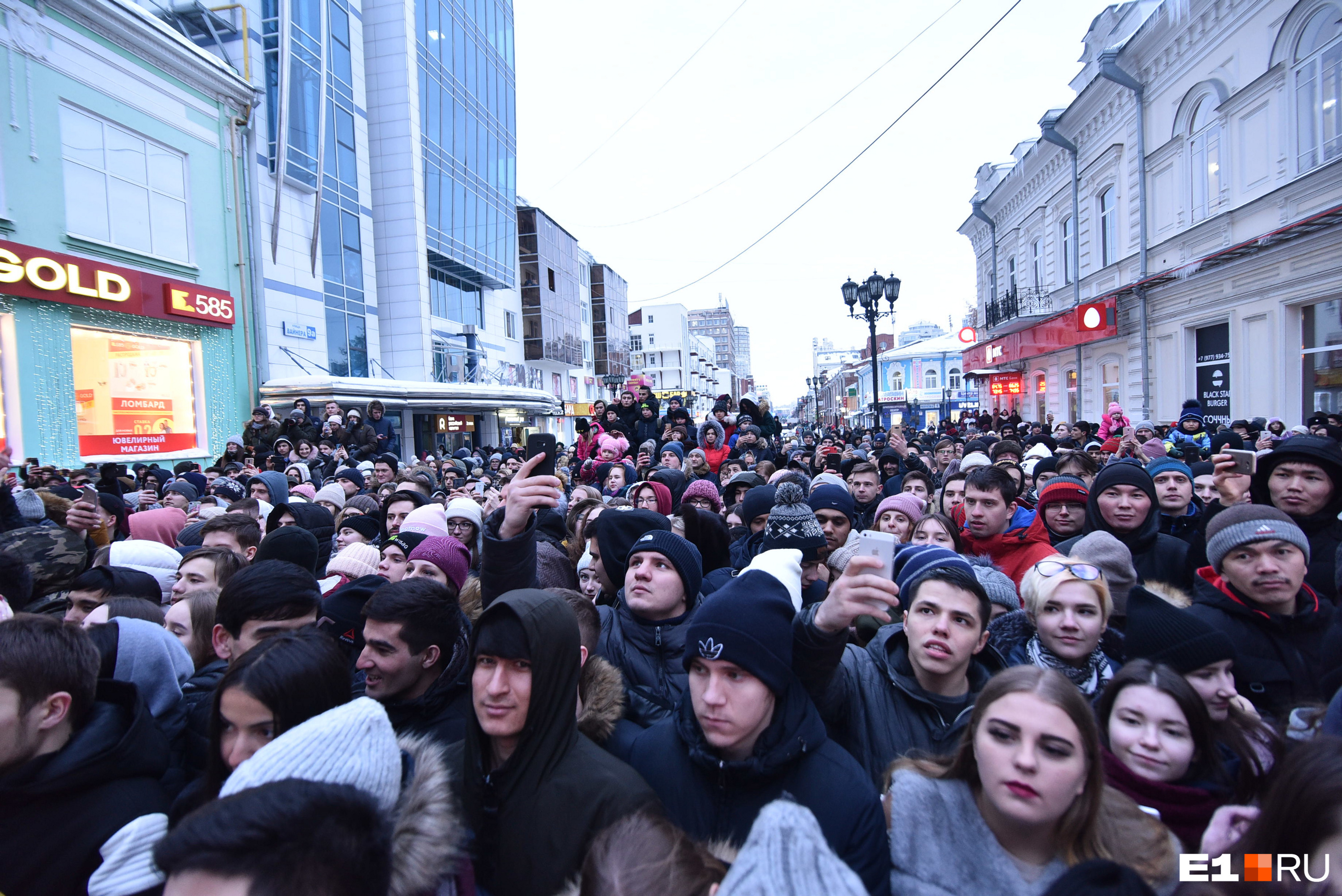 Толпа на открытии кафе в Екатеринбурге, 2019 год