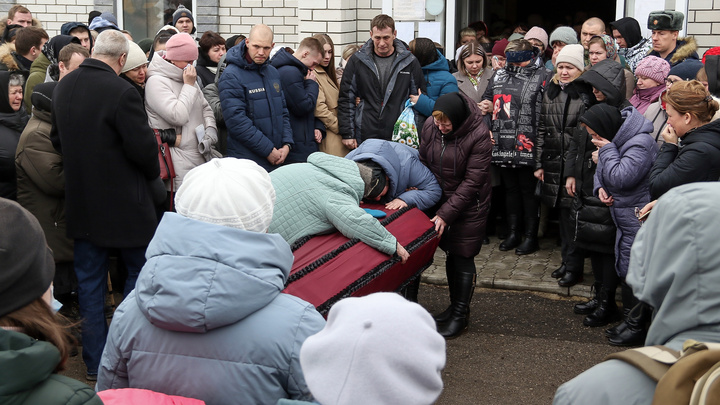 «Эх, Сашка-Сашка». Репортаж из села Чернуха, где простились с погибшим на Украине 21-летним солдатом