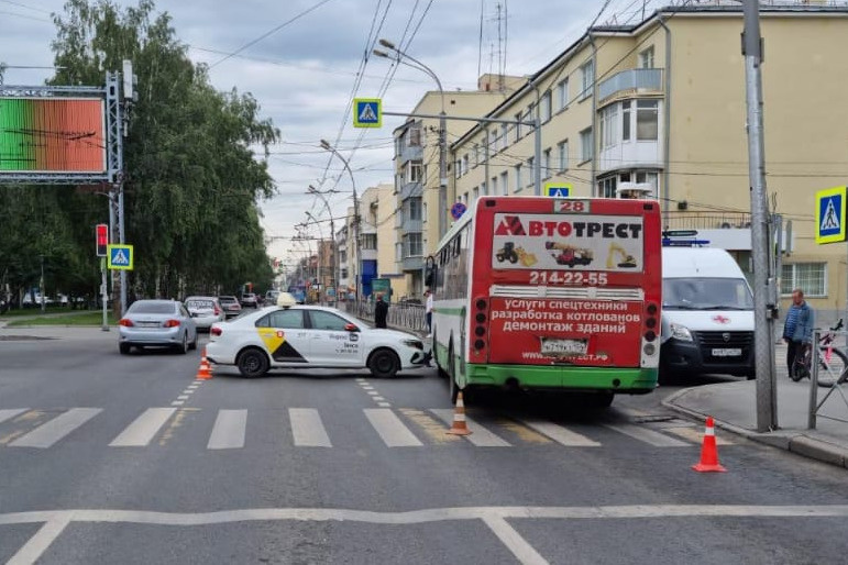 Три 28. Маршрутки Новосибирск. Таксист фото. ДТП В Новосибирске сегодня. ДТП на Красном проспекте Новосибирск сегодня.