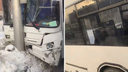 Разбираем аварию, в которой добрые водители пустили лихача через сплошную: автобус влетел в столб