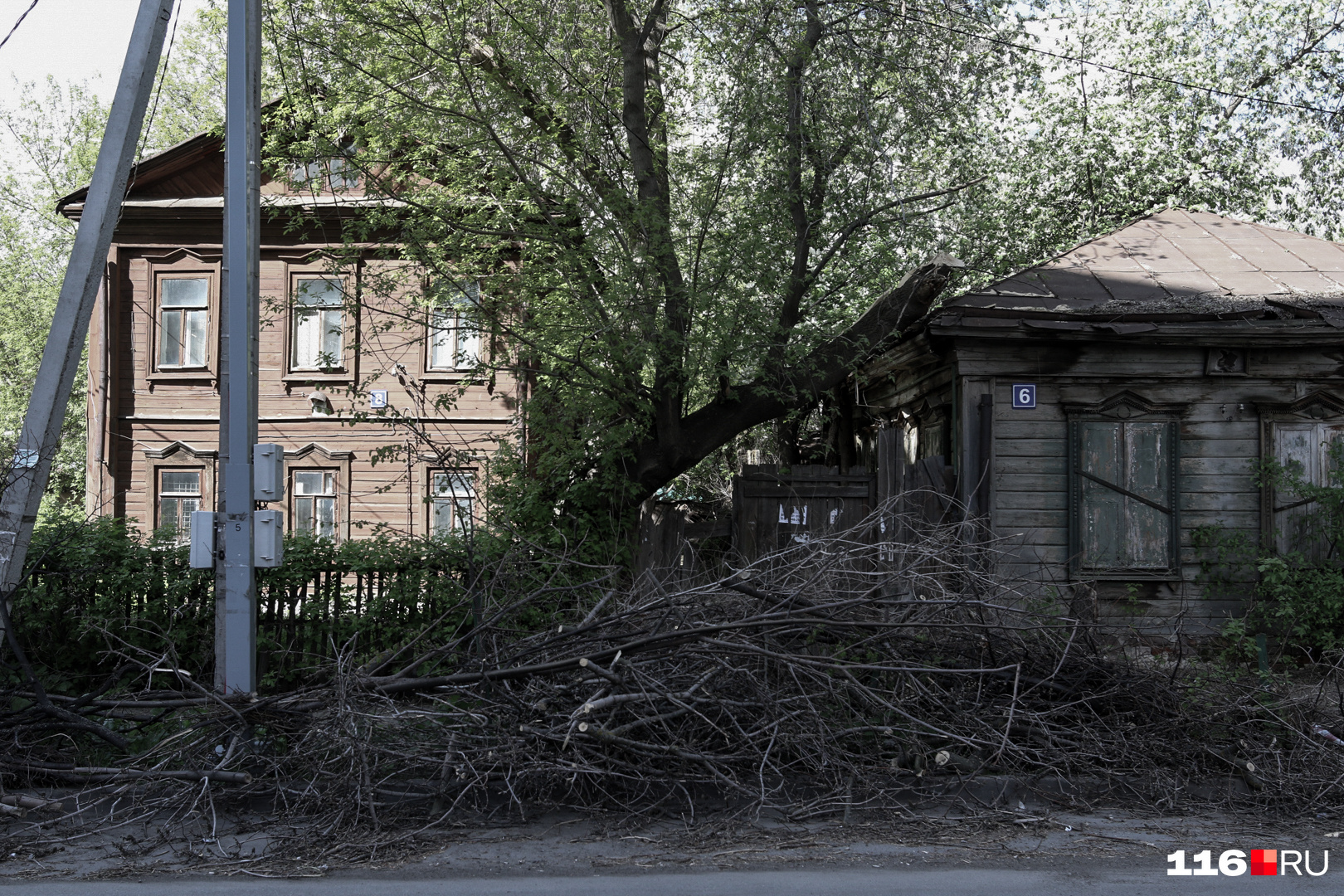 На улице несколько ветхих домов, но в большинстве из них никто не живет На улице несколько ветхих домов, но в большинстве из них никто не живет