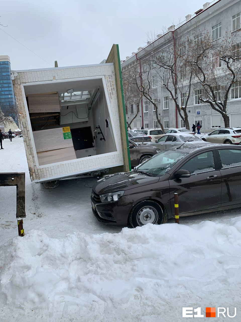 У «Лады» помят капот У «Лады» помят капот