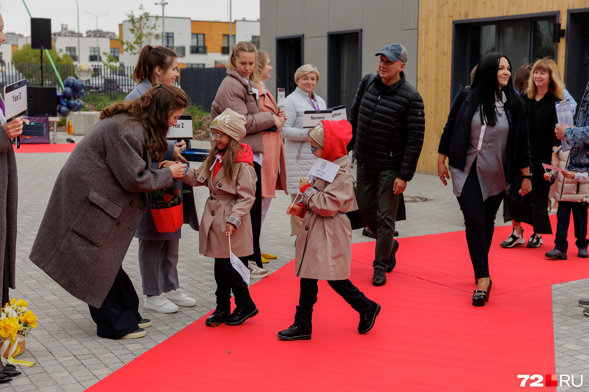 Детей и их родителей встречали на красной ковровой дорожке. Учителя знакомились с ребятами и собирали их вокруг себя