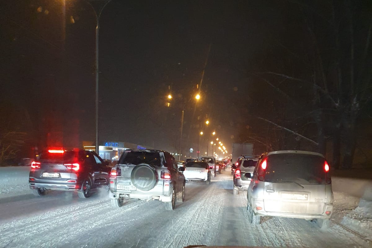 «Снежок выпал внезапно»: Новосибирск сковали утренние пробки, а цены на такси взлетели под 500 рублей