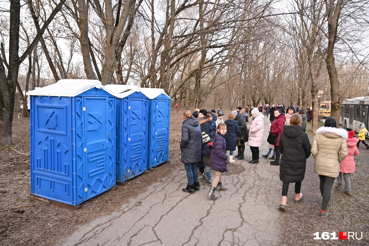На время пребывания для людей организовали туалеты