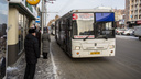 Автобус <nobr class="_">№ 5</nobr> застрял в снежной каше в Новосибирске — видео, как он буксует на конечной остановке