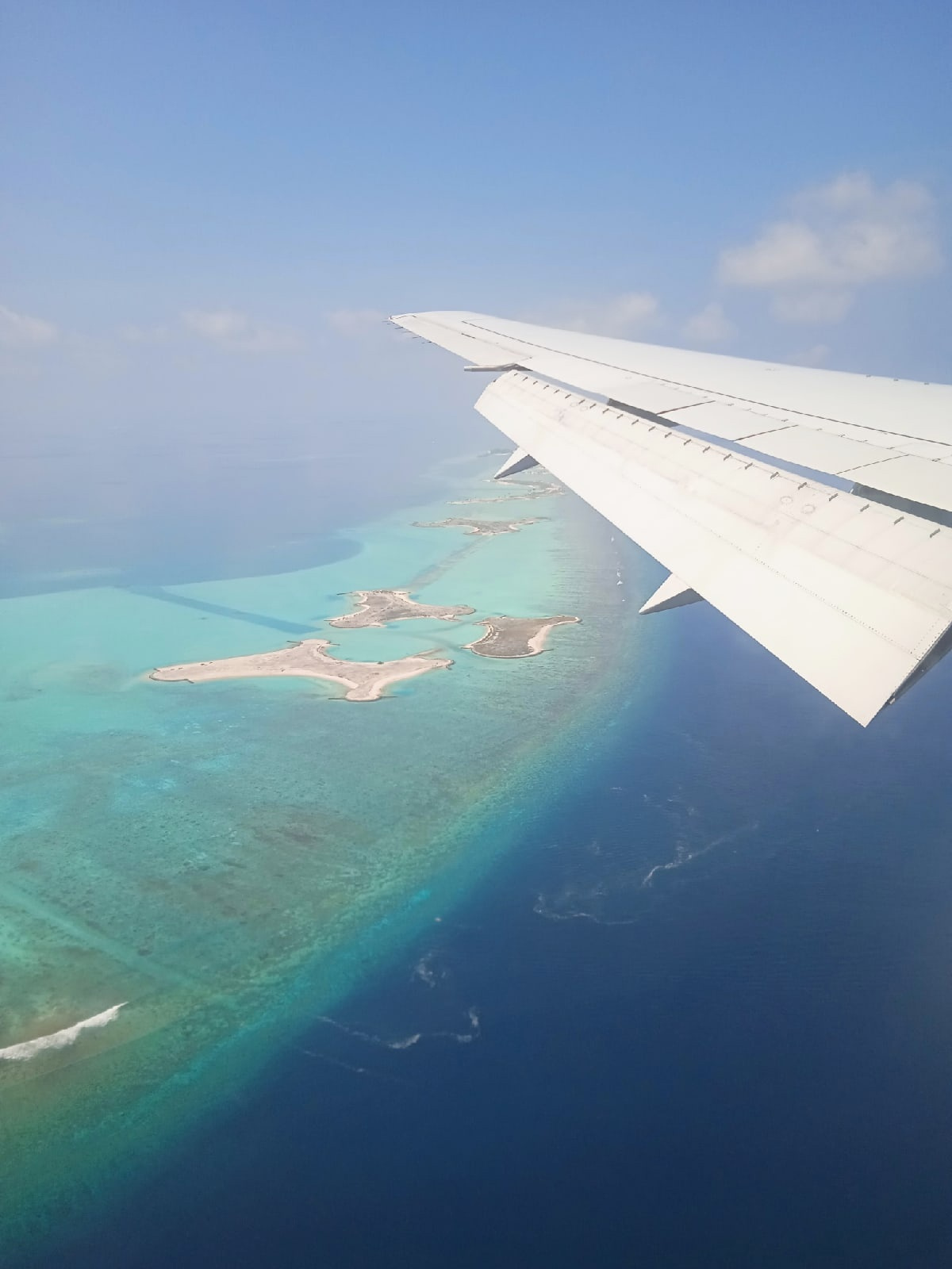 Вид на Мальдивские острова из самолета