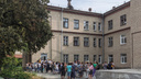 «Назначили по часу на школу»: к поликлинике Екатеринбурга выстроилась огромная очередь из учителей