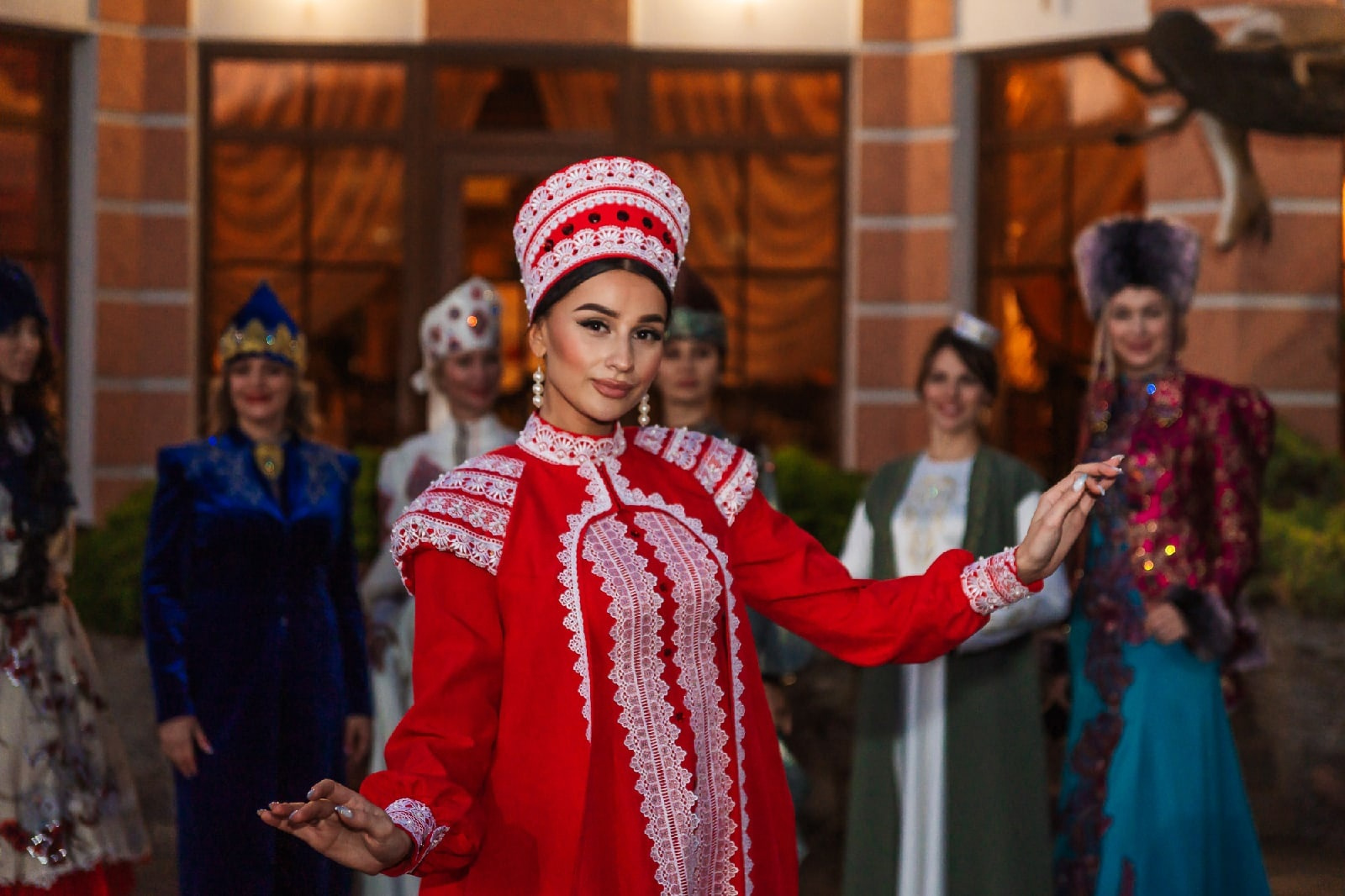 На «Миссис Россия International» было несколько этапов: в одном из них девушки представляли национальные костюмы