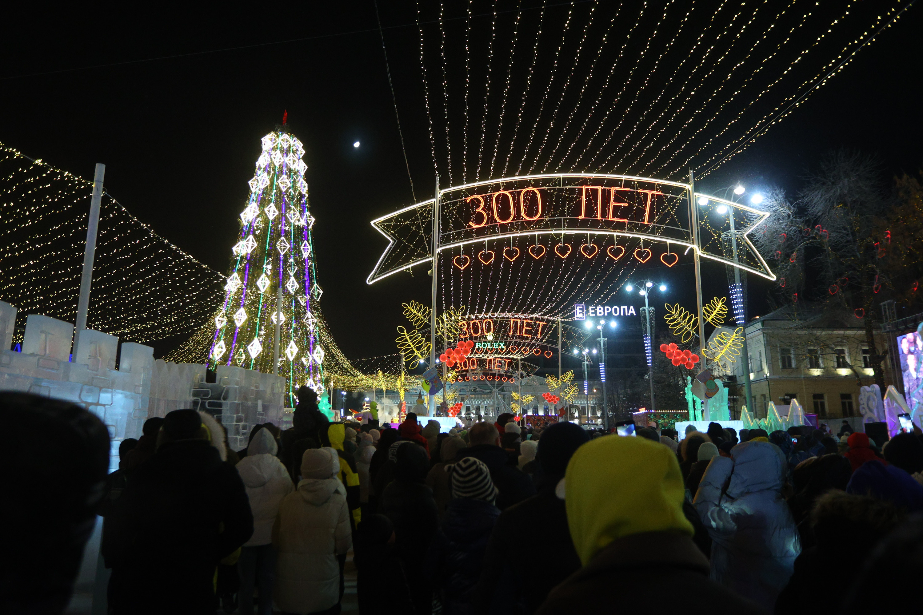 Да это же праздник какой-то! Что творилось на главной площади Екатеринбурга в первые минуты Нового года