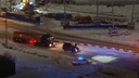 Улицу Ватутина перекрыли из-за застрявшего в снегу бензовоза — видео спасательной операции