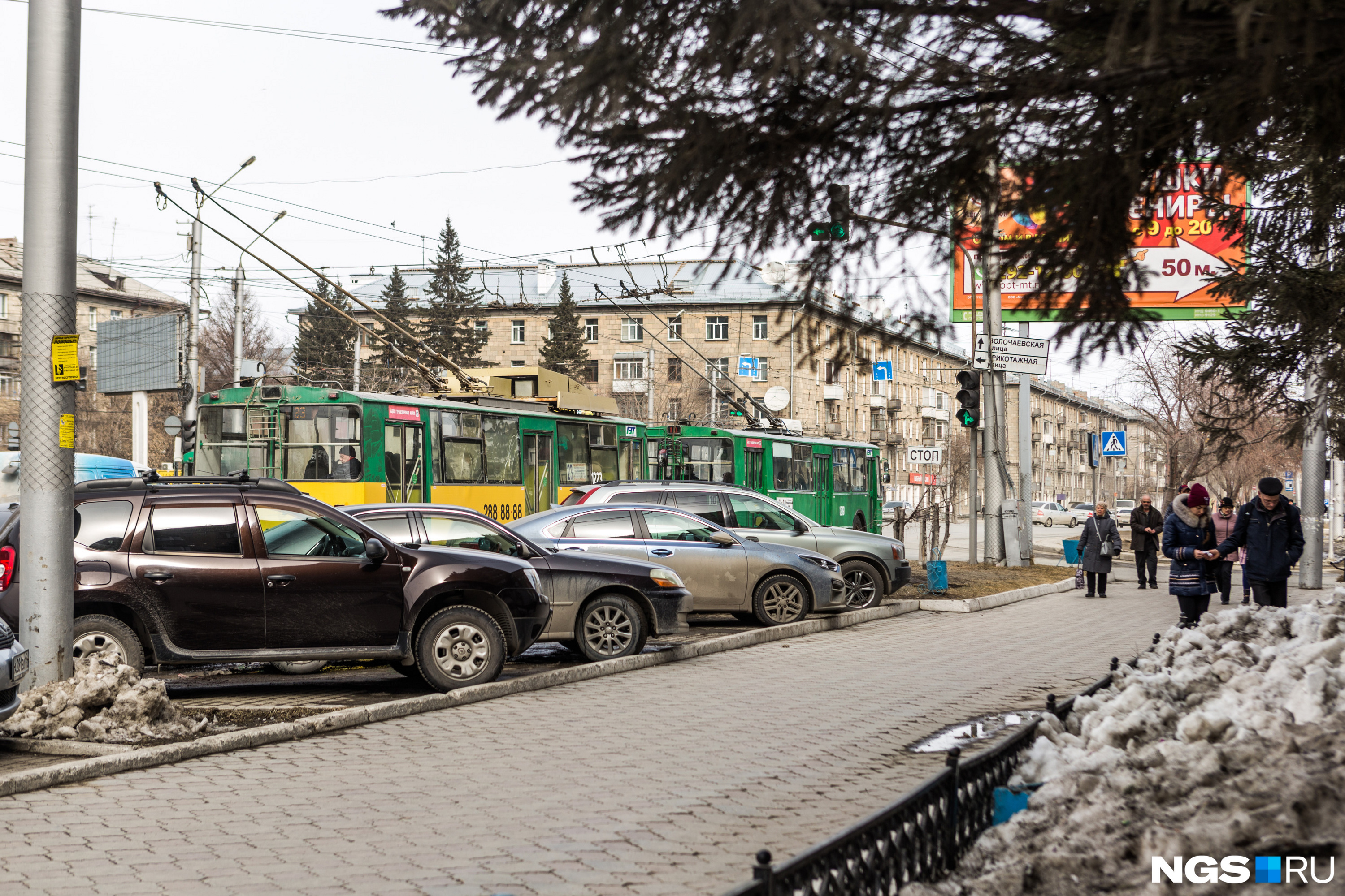 Водители троллейбуса и ПАЗа устроили драку в Новосибирске — видео