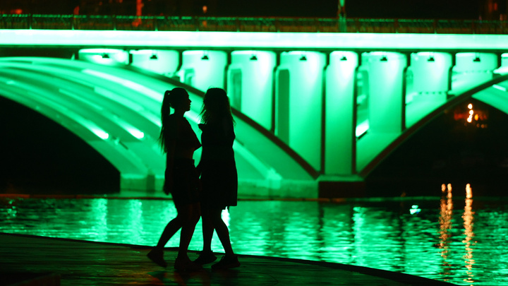 Яркое шоу каждый вечер: мэрия решила оставить подсветку Макаровского моста