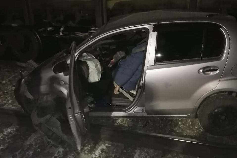 Локомотив врезался в Toyota Passo 4 декабря, два человека погибли
