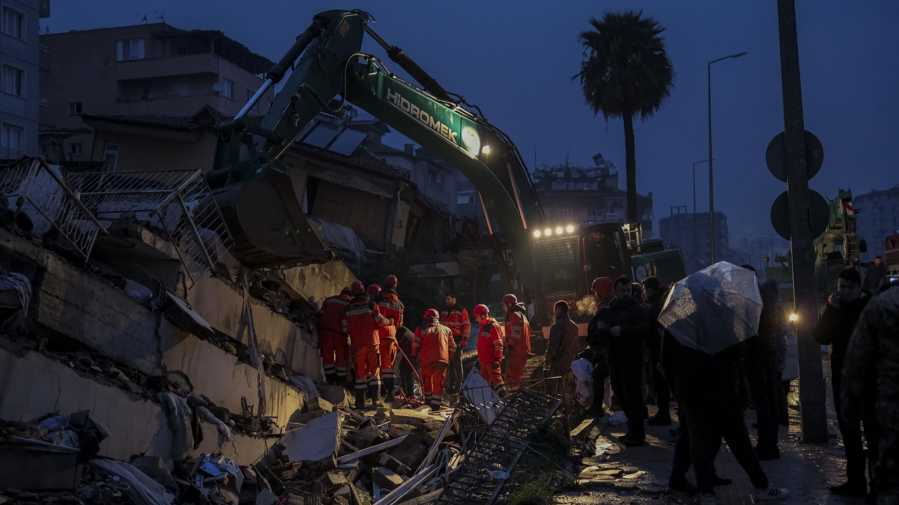 Погибло больше 5900 человек, есть жертвы из России. Что известно о мощных землетрясениях в Турции: онлайн-трансляция
