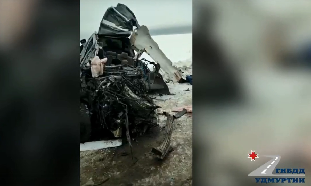 Внедорожник получил сильные повреждения Внедорожник получил сильные повреждения