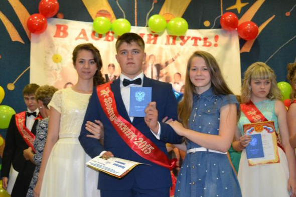 В центре с синим аттестатом стоит Никита Пушкарев, 2015 год В центре с синим аттестатом стоит Никита Пушкарев, 2015 год