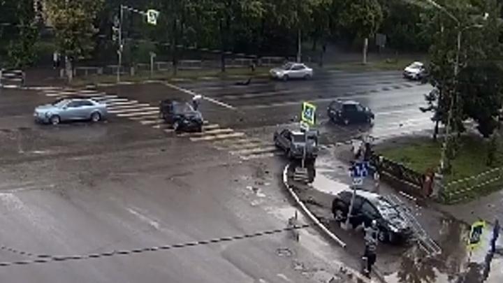 В Копейске в результате массовой аварии одна машина загорелась, другая вылетела на тротуар, полный людей