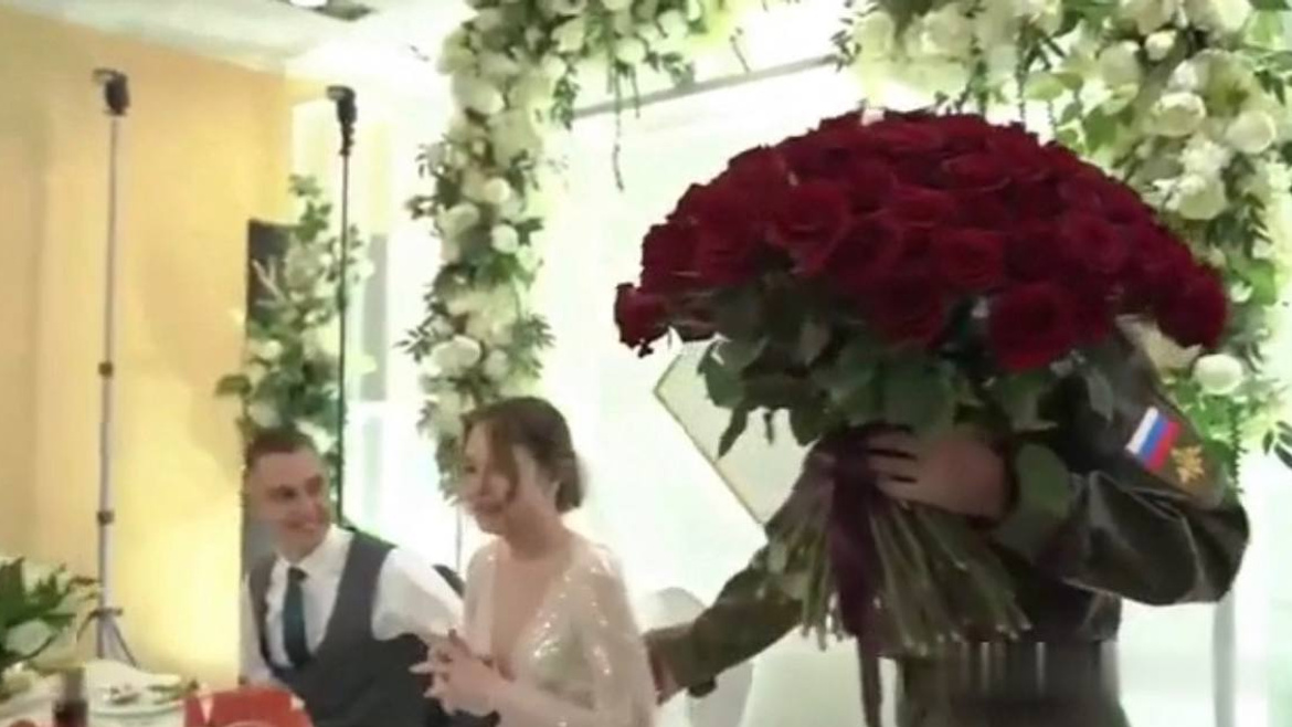 Солдат сюрпризом приехал со спецоперации на свадьбу сестры в Башкирии. Посмотрите это трогательное видео