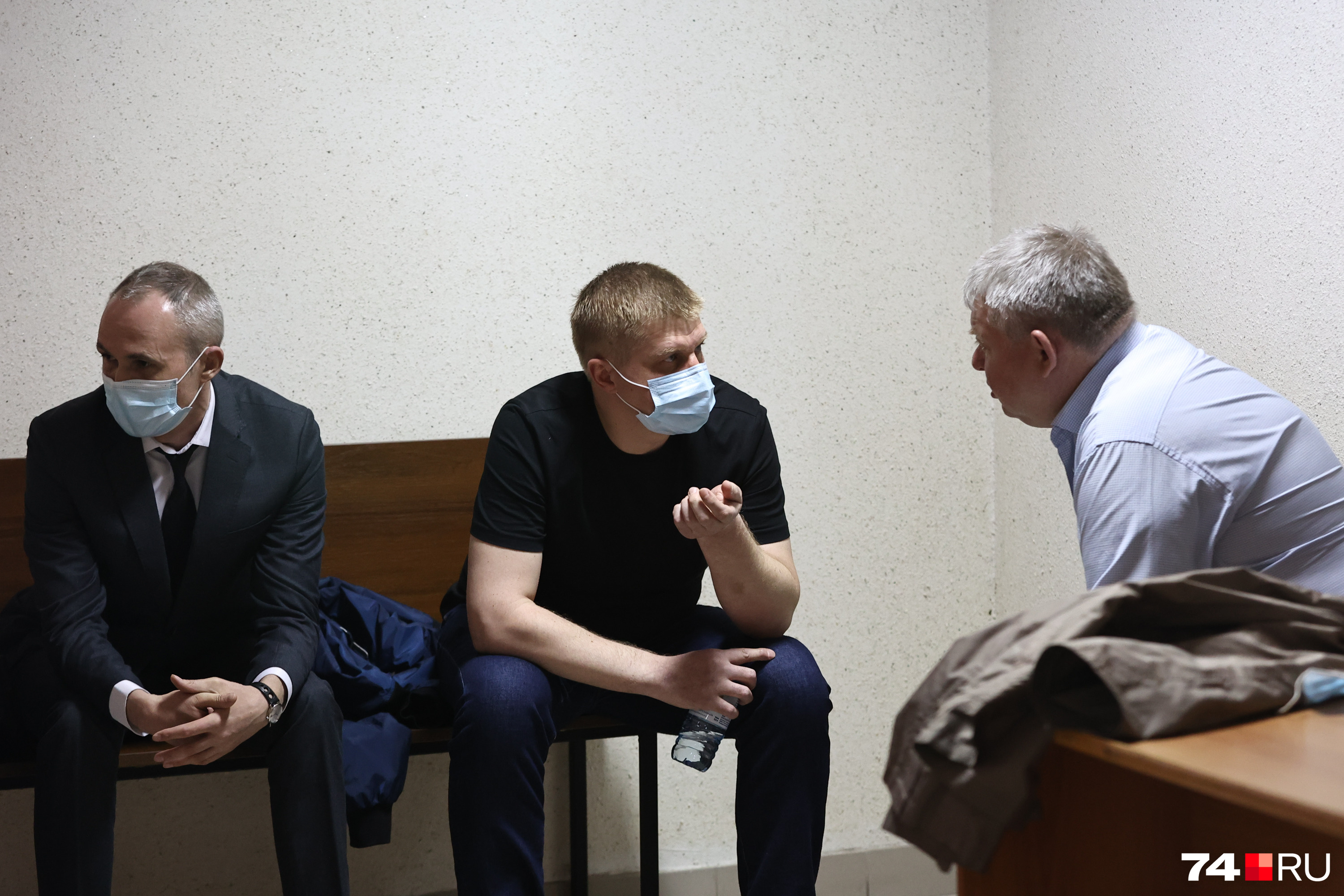 Перед началом заседания адвокат Луизы (справа) разговаривал в коридоре с Игорем Печенкиным и его защитником