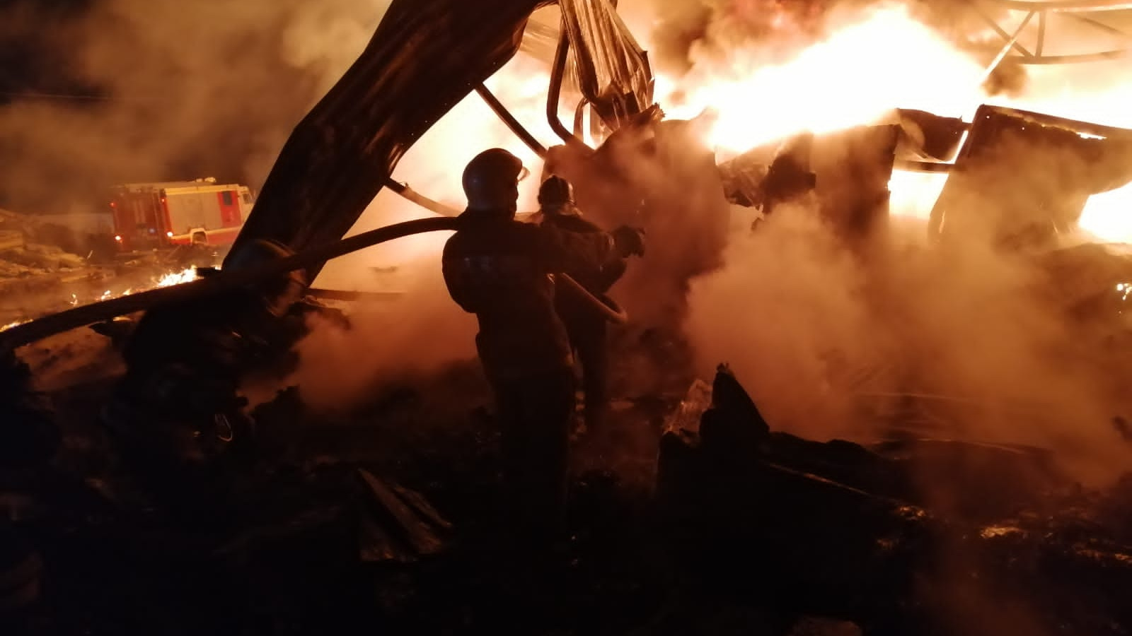 Омск новости 24. Огромный пожар. Огонь пожар. Пожар на складе. Пожар в здании.