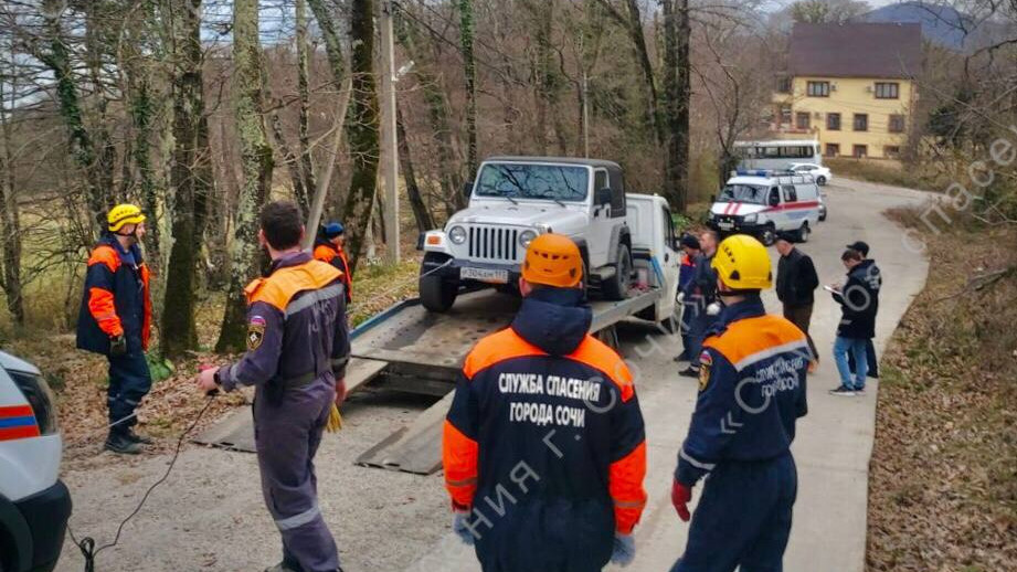 В Сочи нашли тело мужчины, зажатое между внедорожником и эвакуатором