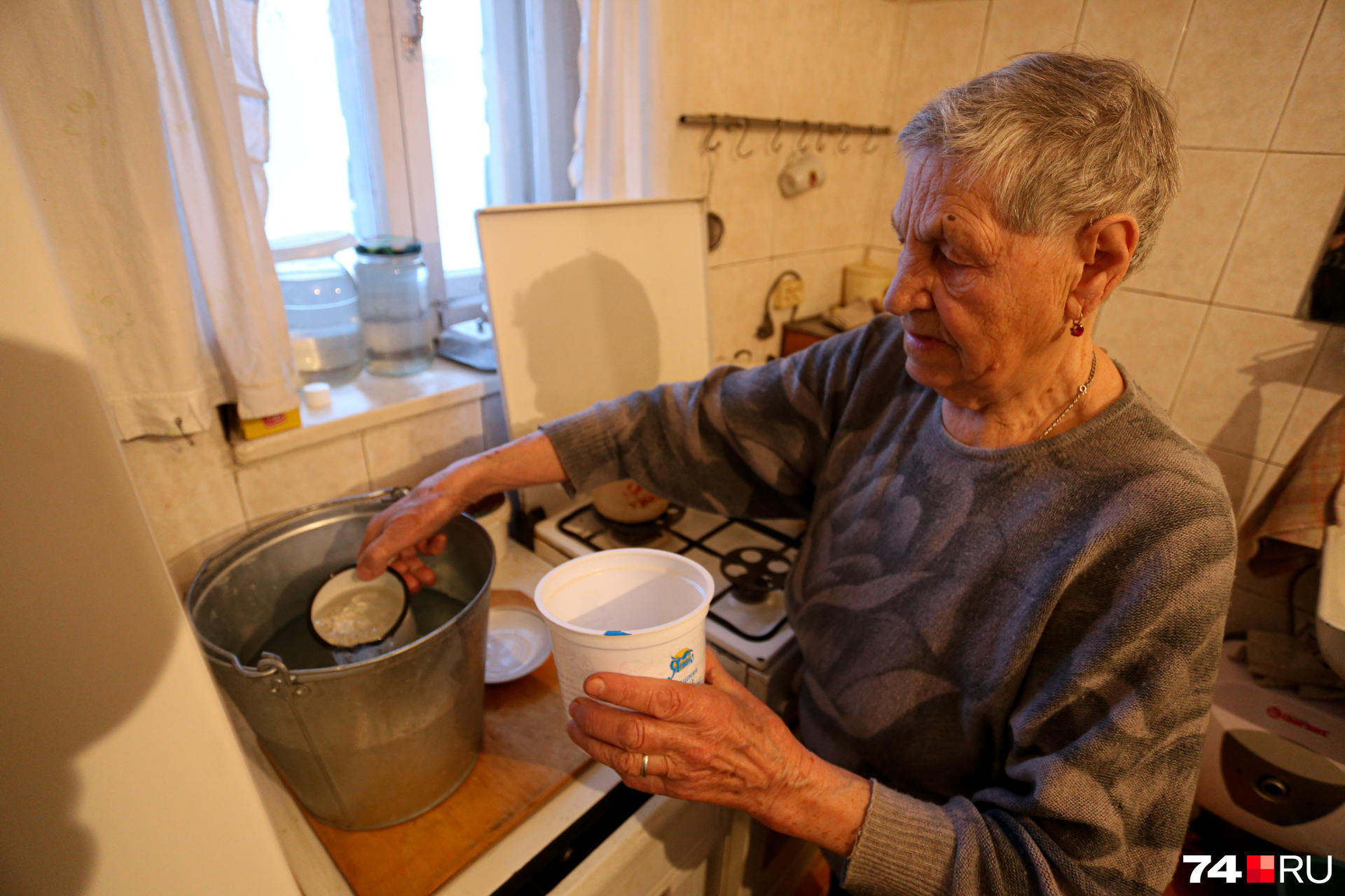 Чтобы расходовать драгоценную воду экономно, Анна Евгеньевна набирает для умывания не больше кружки