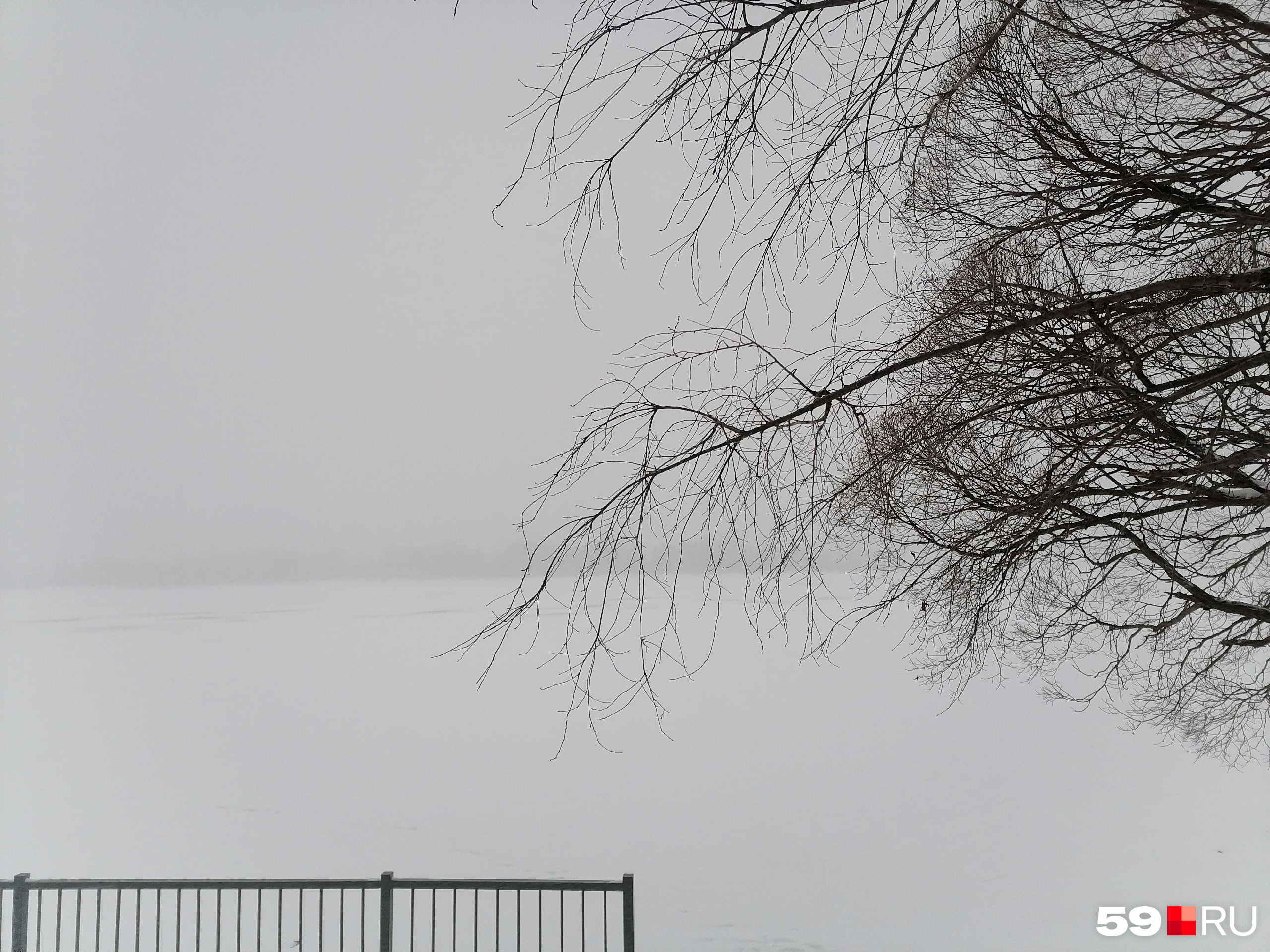 Это не просто горизонт, там под снегом Кама — это вид из поселка Уральского