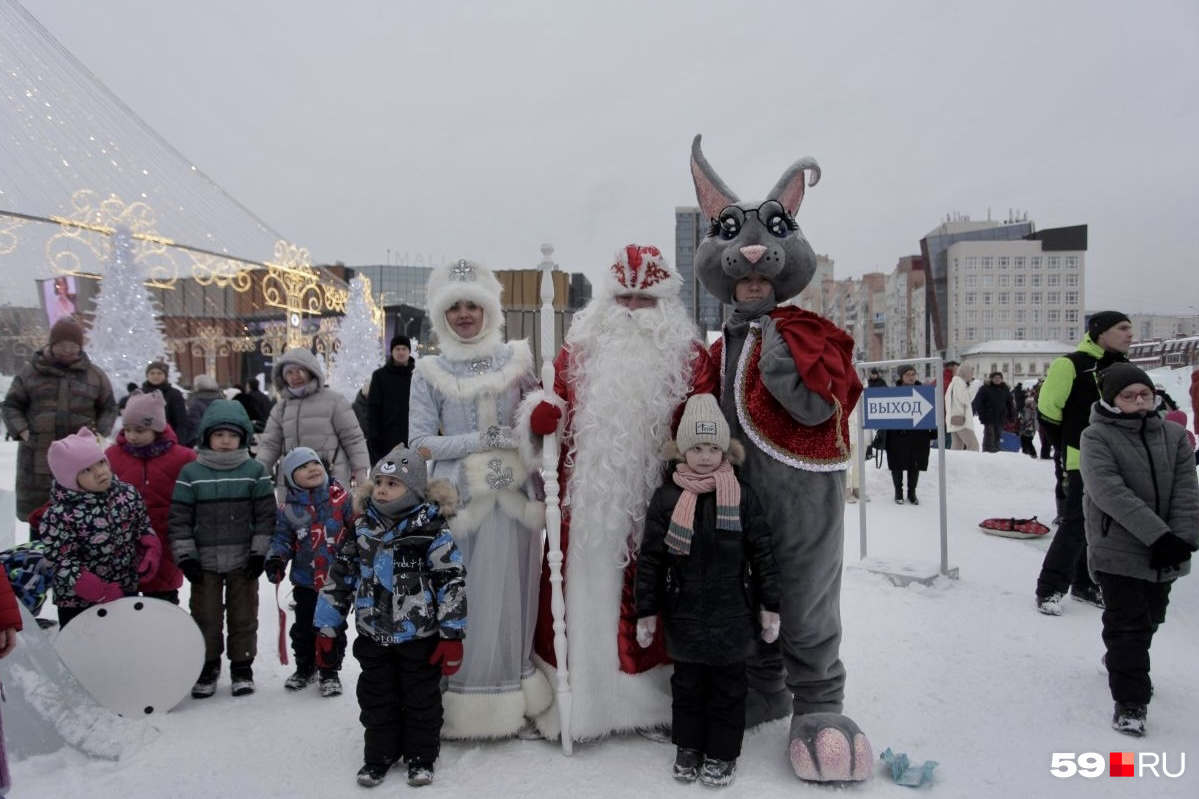 Новогодние герои пришли в ледовый городок, чтобы поздравить пермяков