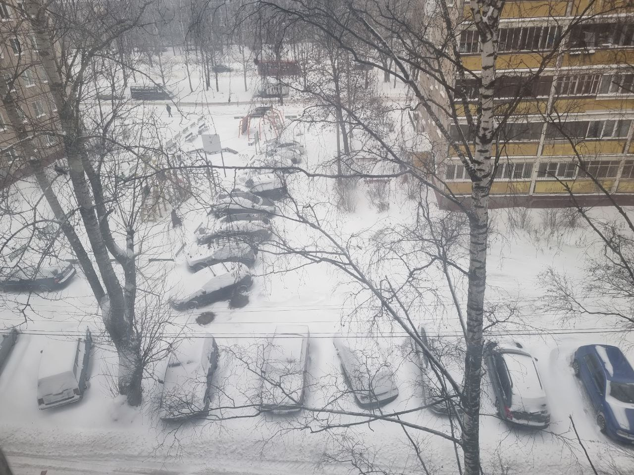 А так выглядит один из дворов на Ленинградском проспекте А так выглядит один из дворов на Ленинградском проспекте