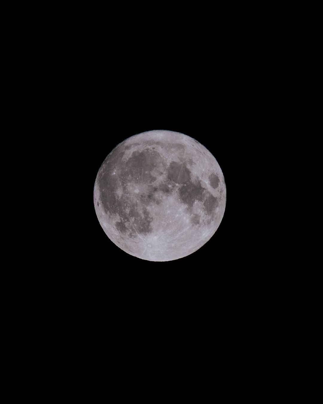 Сначала Луна коснулась земной полутени — в это время началось<b class="_"> полутеневое затмение.</b> По мере приближения к краю земной тени потемнение становилось более заметным