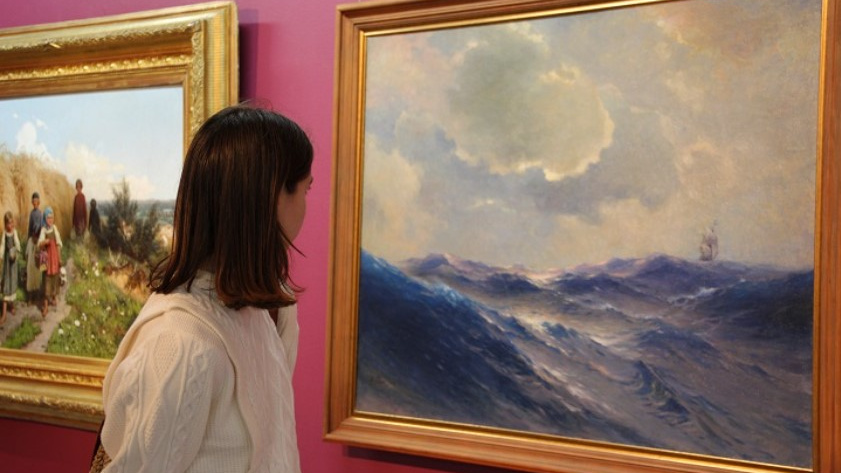 В Сургут впервые привезли картины Айвазовского, а также работы Шишкина, Серова и Репина