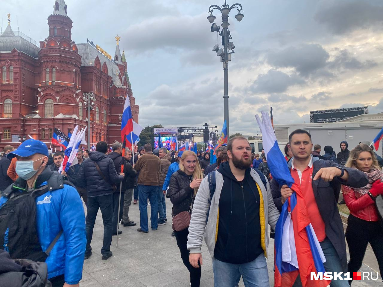 Какой митинг в москве. Митинг на Манежной. Митинг в центре Москвы. Фото людей в Москве. Митинги в Москве сейчас.