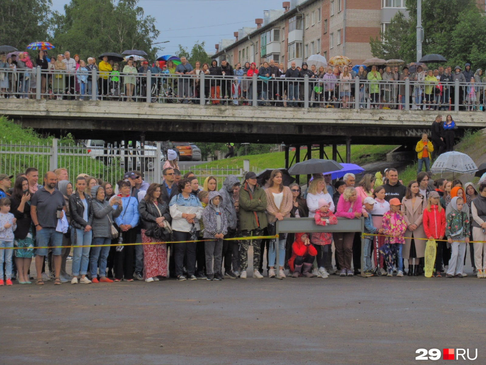 Люди собрались и на площадке у Центра ГИМС, и на мостике над нею Люди собрались и на площадке у Центра ГИМС, и на мостике над нею