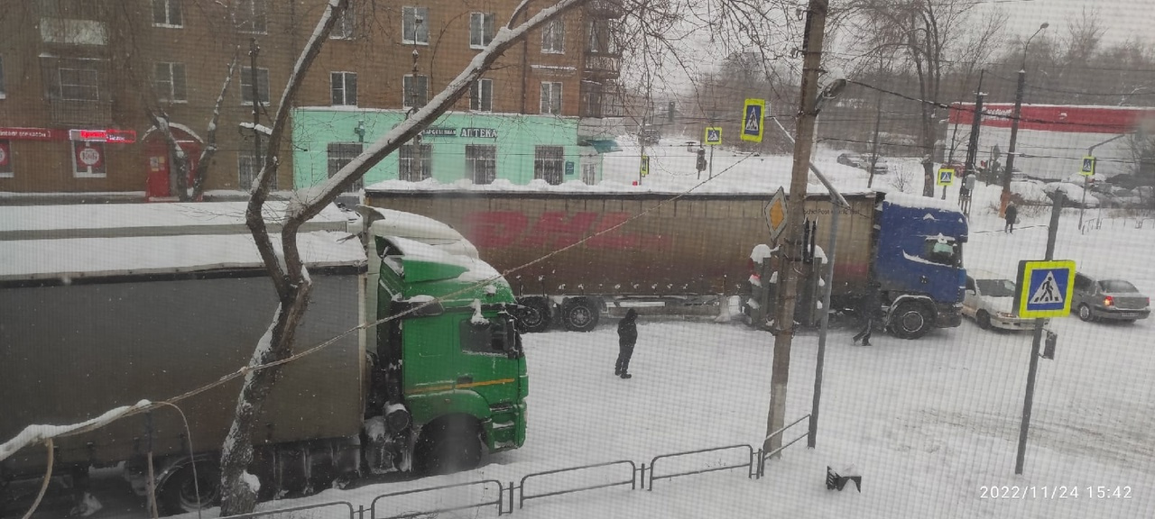 В Ленинском районе встал КАМАЗ. Говорят, водитель застрял здесь на полдня В Ленинском районе встал КАМАЗ. Говорят, водитель застрял здесь на полдня
